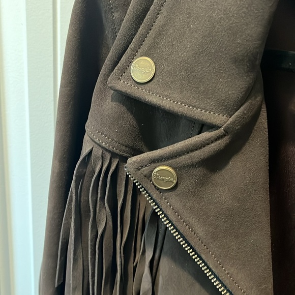 Fits like a large.  Wrangler Fringe leather suede jacket - Picture 6 of 9